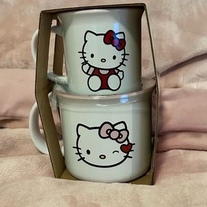 A set of mug from hello Kitty comes with a lid